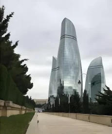 أبراج الشعلة الثلاثة في باكو، ناطحات سحاب عصرية تعكس رمزية النار والحداثة في أذربيجان