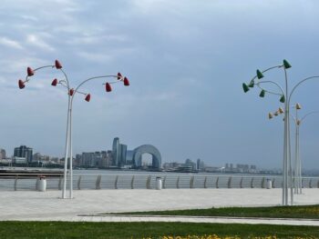 المنتزه الوطني على كورنيش بحر قزوين في باكو، أذربيجان، يتميز بمناظر خلابة وأماكن جلوس ومسارات مشي