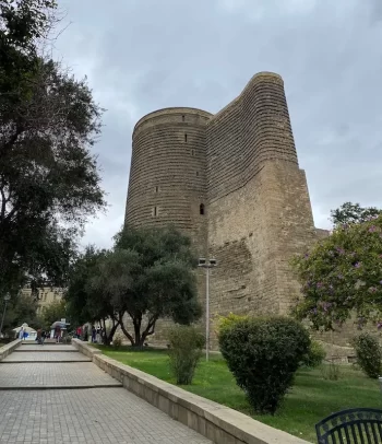 برج العذراء التاريخي في باكو يعود إلى القرن الثاني عشر، محاط بالحدائق ويُعد من أبرز المعالم الأثرية في أذربيجان