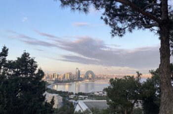 إطلالة بانورامية من حديقة أبلاند في باكو على المدينة وساحل بحر قزوين وقت الغروب