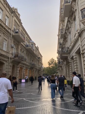 شارع نظامي الشهير في مدينة باكو بأذربيجان، شارع تسوق راقٍ يعج بالمشاة والمقاهي والمحلات الفاخرة