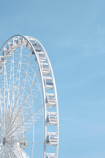 عجلة فيريس عين باكو الشهيرة في أذربيجان، معلم ترفيهي يوفر إطلالة بانورامية على المدينة وساحل بحر قزوين