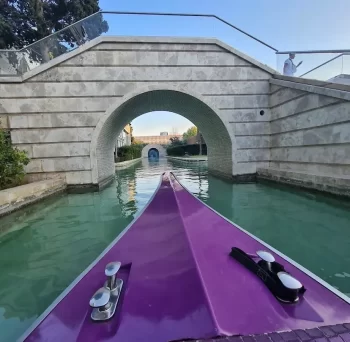 جولة بالقارب في فينيسيا المصغرة في باكو، أذربيجان، تحاكي مدينة البندقية بجسورها وممراتها المائية الجميلة