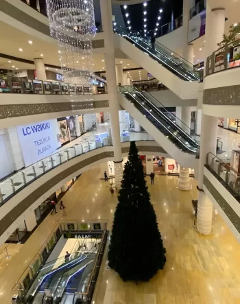 مركز تسوق بارك بولفار في باكو، مول عصري يحتوي على ماركات عالمية ومطاعم يقع على كورنيش بحر قزوين