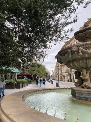 ميدان النافورة في باكو، ساحة شهيرة تحتوي على نافورة فنية وممشى جميل محاط بالمقاهي والمطاعم