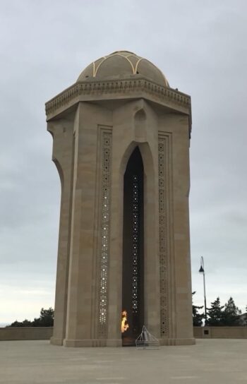 نصب الشهداء في باكو بأذربيجان، معلم وطني يُخلّد ذكرى الشهداء، ويتميز بتصميم معماري إسلامي على تلة مرتفعة