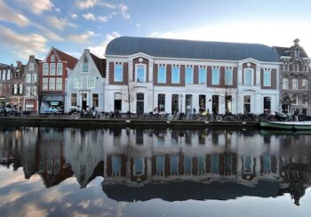 مشهد من ضفاف القنوات في مدينة لايدن الهولندية