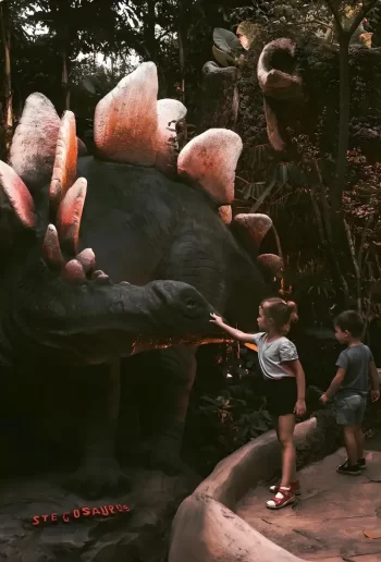 ملعب ميني غولف بين مجسمات الديناصورات في دينو بارك بوكيت