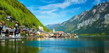 قرية هالشتات الساحرة على ضفاف البحيرة بين الجبال في النمسا – من أجمل المدن السياحية