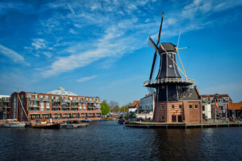 طاحونة دي أدريان الشهيرة في هارلم هولندا بجانب نهر سبارني