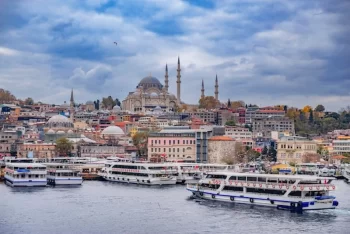 منظر بانورامي لمعالم إسطنبول السياحية في أجمل مدن تركيا 2026 ويظهر فيه الجامع الأزرق والبوسفور