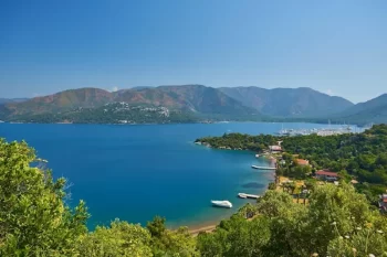 منظر طبيعي لشاطئ مرمريس على ساحل بحر إيجة في تركيا