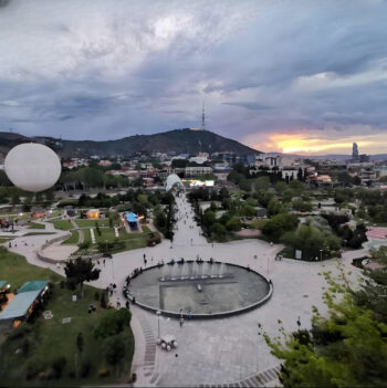 حديقة ريكي في تبليسي من أفضل الأماكن السياحية في تبليسي 2026 مع إطلالة على جسر السلام