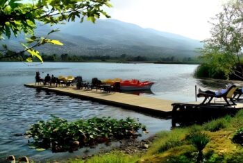 منظر طبيعي لبحيرة سبانجا في تركيا تحيط بها الغابات – وجهة مفضلة لمحبي الاسترخاء