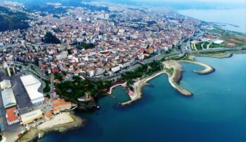 مدينة طرابزون التركية على ساحل البحر الأسود بإطلالة بانورامية خلابة