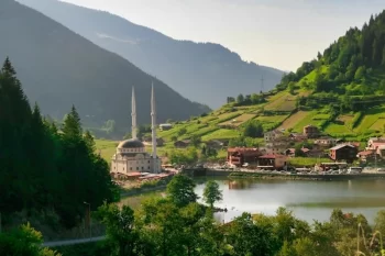 قرية أوزنجول التركية تحيط بها الجبال الخضراء وبحيرة خلابة