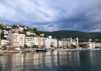 إطلالة ساحلية على مدينة يلوا التركية مع منازل ملونة على البحر