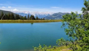 بحيرة زيل أم سيه وسط الطبيعة الخلابة والجبال في النمسا – وجهة مثالية لعشاق الهدوء والمناظر الطبيعية