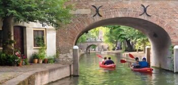 قناة مائية وجسر تاريخي في مدينة أوترخت الهولندية