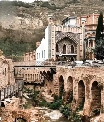 منطقة أبانوتوباني التاريخية في تبليسي، تضم حمامات الكبريت ذات القباب وأجواء شرقية فريدة