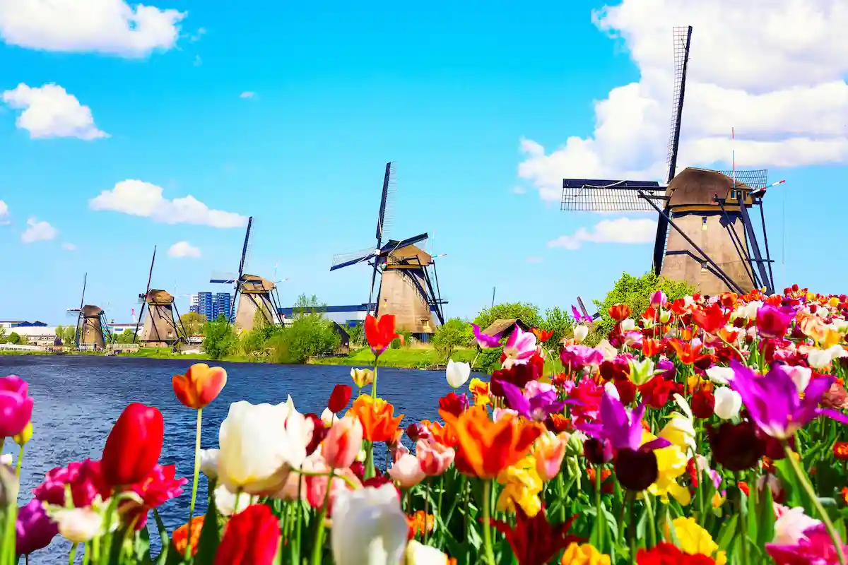 اكتشف أجمل المدن السياحية في هولندا لعام 2025 – دليل نذرلاند للعائلات والمغامرين