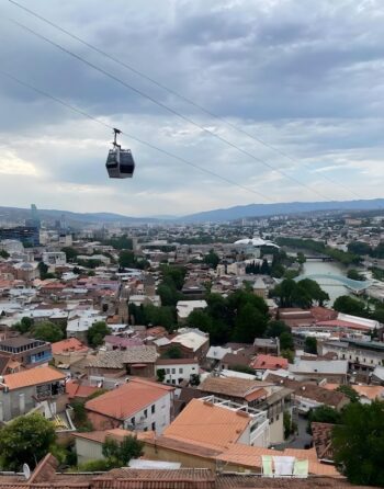 تلفريك تبليسي يعلو المدينة القديمة ويكشف إطلالة بانورامية على نهر كورا والمباني التاريخية