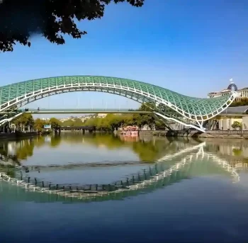 جسر السلام الزجاجي فوق نهر كورا في تبليسي، يتميز بتصميم معماري عصري وإضاءة مبهرة