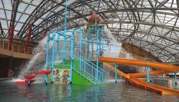 منتزه جينو باراديس المائي في تبليسي يضم ألعابًا مائية للأطفال والكبار في قبة داخلية ضخمة