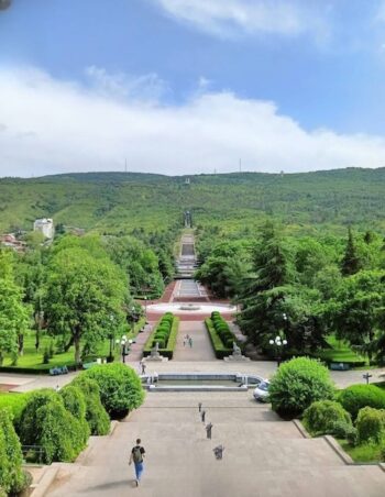 حديقة فايك الواسعة في تبليسي، تضم مسارات مشي ومناظر طبيعية خضراء مثالية للنزهات