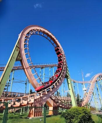 أفعوانية شهيرة داخل حديقة متاتسميندا في تبليسي، على جبل يوفر إطلالة بانورامية رائعة