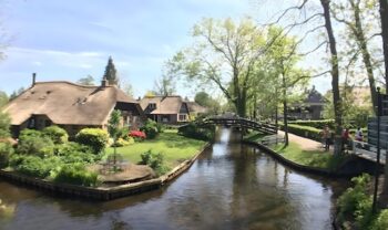 قنوات مائية ومنازل ريفية في قرية خيثورن الهولندية