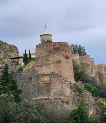 قلعة ناريكالا في تبليسي من أبرز المعالم التاريخية في جورجيا مع إطلالة على المدينة