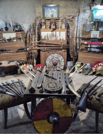 عرض داخلي في متحف الأسلحة الجورجية بتبليسي يضم سيوفًا ودروعًا وخناجر تعود لعصور تاريخية