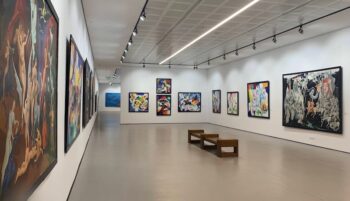 قاعة عرض لوحات فنية داخل متحف الفنون الجميلة الجورجي في تبليسي، تضم أعمالًا من فنون مختلفة