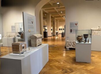 معرض داخلي في متحف تبليسي الوطني يعرض قطعًا أثرية متنوعة تحكي تاريخ جورجيا العريق