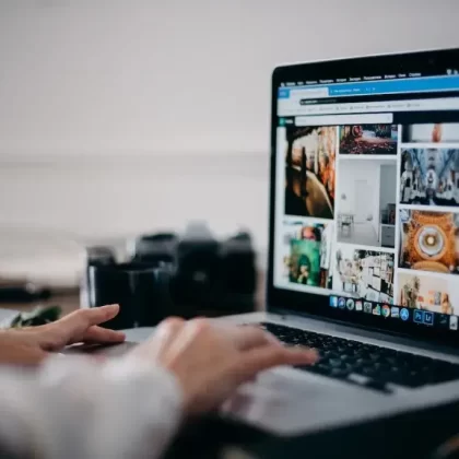 شخص يتصفح أفضل مواقع السفر والسياحة على جهاز كمبيوتر لعام 2025