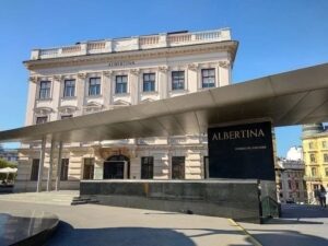 واجهة متحف ألبرتينا في فيينا تحت ضوء النهار