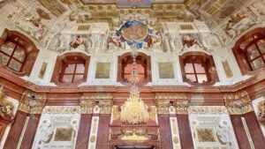 القاعة الذهبية داخل معرض بلفيدير النمساوي في فيينا