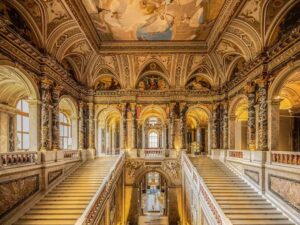 القاعة الرئيسية المزخرفة في متحف تاريخ الفن في فيينا