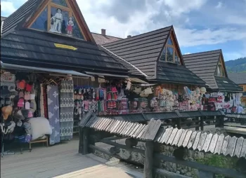 الشارع الرئيسي للتسوق في زاكوباني