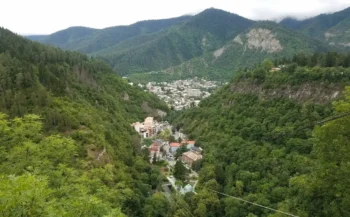 منظر طبيعي لمدينة بورجومي في جورجيا يظهر الوادي الأخضر والغابات الجبلية