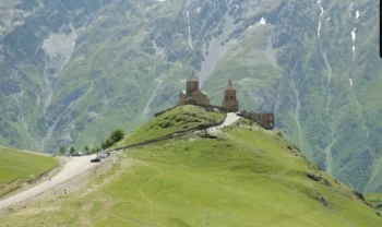 كنيسة غيرغيتي ترينيتي في كازبيجي ستيبانتسميندا وسط جبال القوقاز في جورجيا