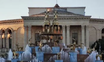 نافورة كولخيس في مدينة كوتايسي جورجيا مع تماثيل تاريخية في ساحة المدينة