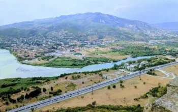 منظر مدينة متسخيتا في جورجيا عند التقاء نهري كورا وأراغفي