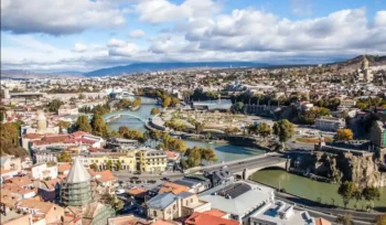 صورة بانورامية لمدينة تبليسي وجهة السياحة في جورجيا 2026 مع نهر كورا وجسر السلام في البلدة القديمة