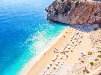 شاطئ أنطاليا في موسم الصيف ضمن أفضل وقت لزيارة تركيا