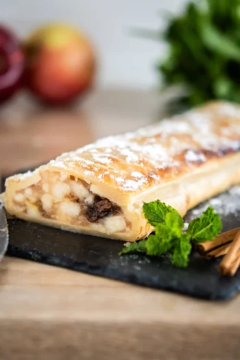 Apfelstrudel حلوى التفاح النمساوية التقليدية