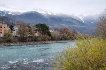 الطقس في النمسا خلال فصل الخريف مع الأشجار الملونة والأنهار