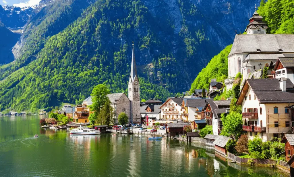 قرية هالشتات في النمسا تطل على بحيرة محاطة بالجبال والطبيعة الخلابة أبرز معالم السياحة في النمسا 2026