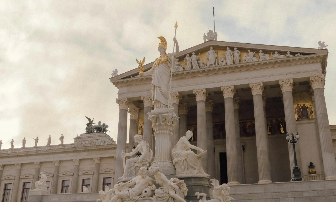 مبنى البرلمان النمساوي في فيينا يرمز إلى تاريخ النمسا ونظامها السياسي وهويتها الثقافية